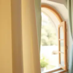 Jak uszyć firankę na skośne okno - proste kroki i cenne wskazówki