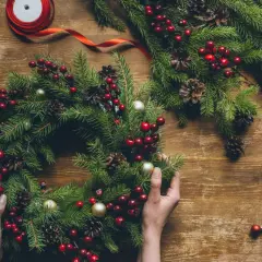Kreatywne i tanie pomysły na stroik DIY, które zachwycą gości