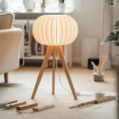 Stwórz unikalną lampę stojącą DIY: proste pomysły i materiały
