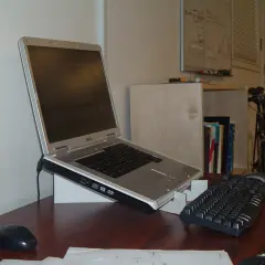 Jak stworzyć ergonomiczny DIY stojak na laptopa, który poprawi komfort