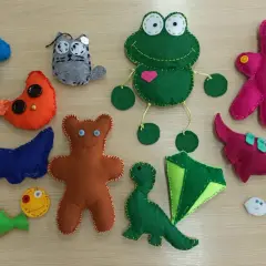 Proste wykroje maskotek z filcu: dinozaury, żaba, miś, kotek i inne.