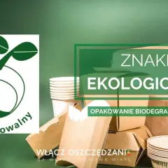 Zielony znak "kompostowalny" i tekst "OPAKOWANIE BIODEGRADOWALNE" na tle ekologicznych opakowań.