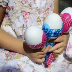 Jak stworzyć grzechotki DIY z materiałów, które masz w domu