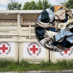 Kontenery Polskiego Czerwonego Krzyża z napisem "DZIĘKUJEMY!" i stos ubrań w okręgu.