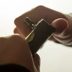 Jak otworzyć butelkę z kapslem bez otwieracza - 5 prostych metod
