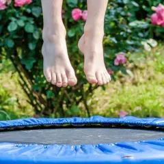Jak kreatywnie wykorzystać starą trampolinę i uniknąć jej utylizacji