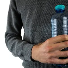 Jak wyczyścić plastikową butelkę z osadu i uniknąć nieprzyjemnych zapachów