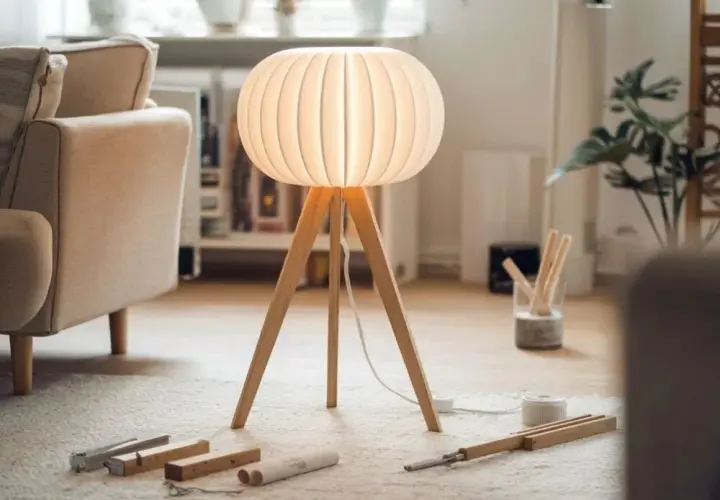Stwórz unikalną lampę stojącą DIY: proste pomysły i materiały