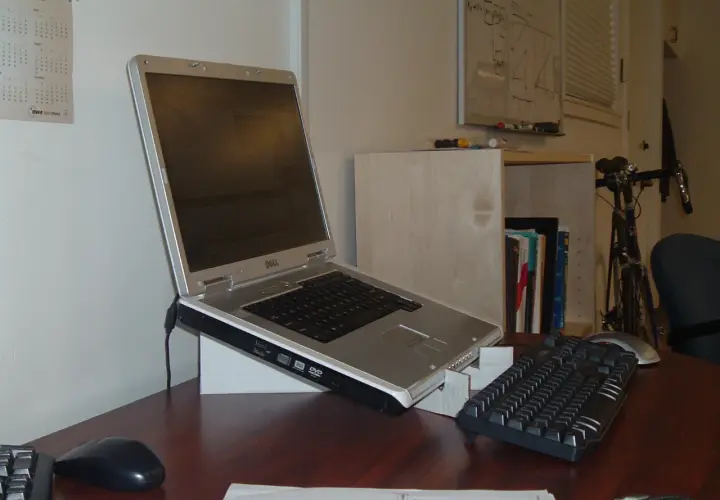 Jak stworzyć ergonomiczny DIY stojak na laptopa, który poprawi komfort