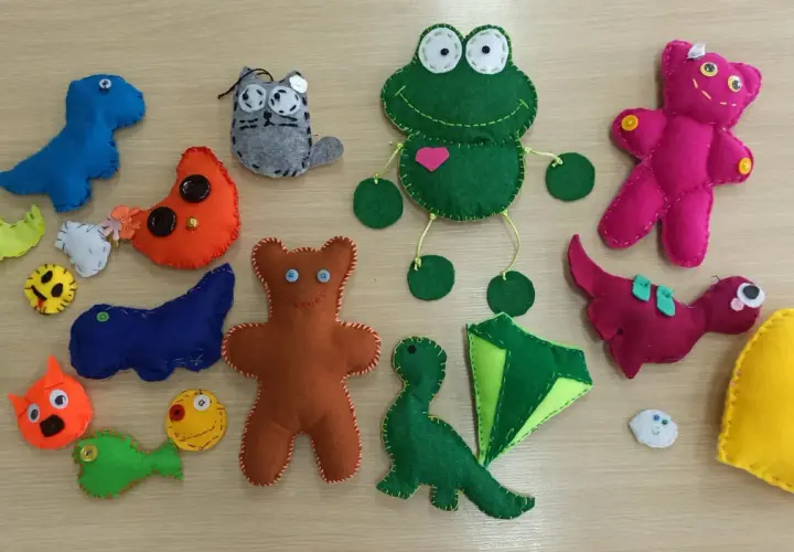 Proste wykroje maskotek z filcu: dinozaury, żaba, miś, kotek i inne.