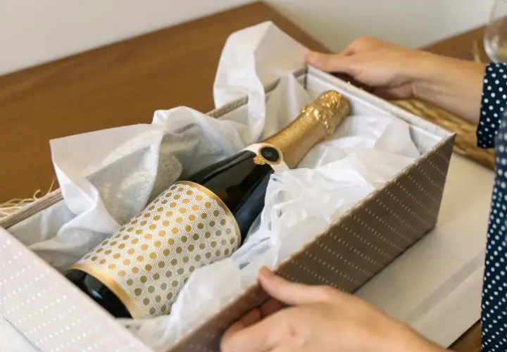 Jak udekorować butelkę z alkoholem – kreatywne pomysły na prezent