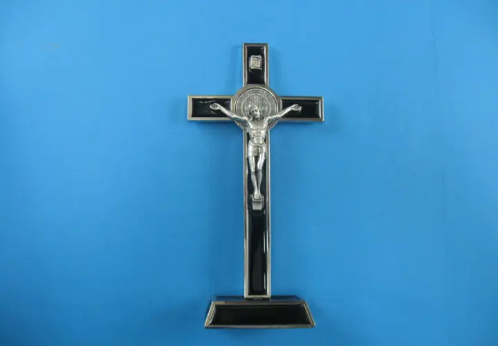 Co zrobić ze starym metalowym krzyżem? Szanuj jego znaczenie duchowe