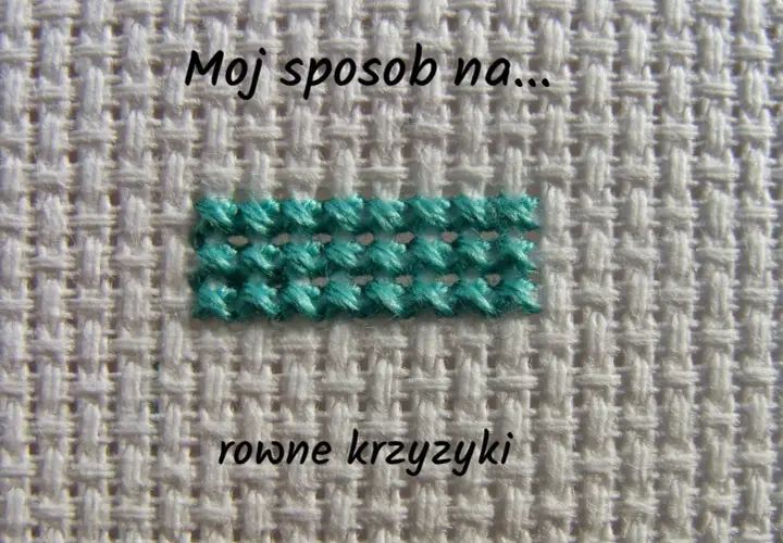 Mój sposób na... równe krzyżyki. Wzorzysta tkanina z turkusowymi ściegami, pokazująca jak zrobić ścieg krzyżykowy krok po kroku.