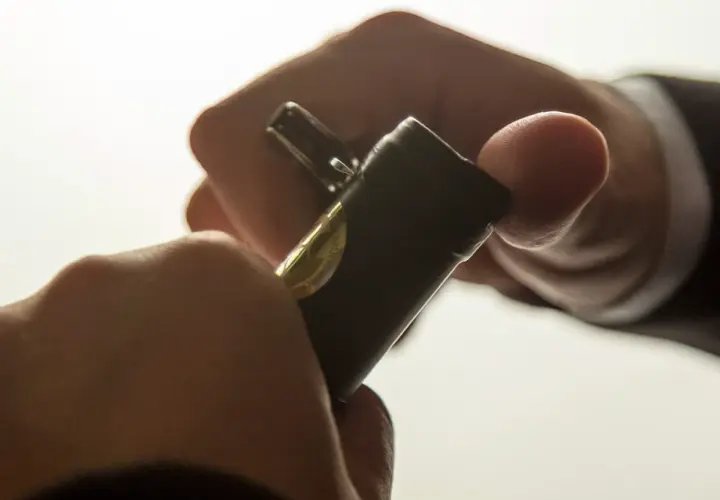 Jak otworzyć butelkę z kapslem bez otwieracza - 5 prostych metod