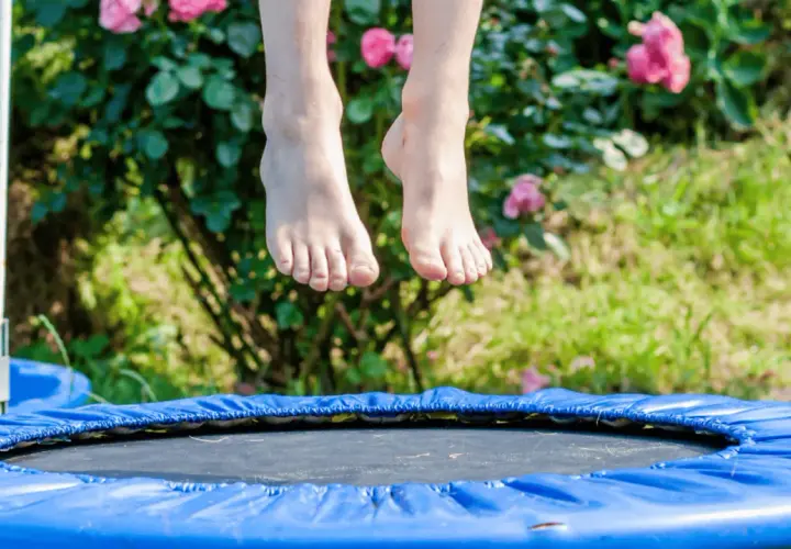 Jak kreatywnie wykorzystać starą trampolinę i uniknąć jej utylizacji