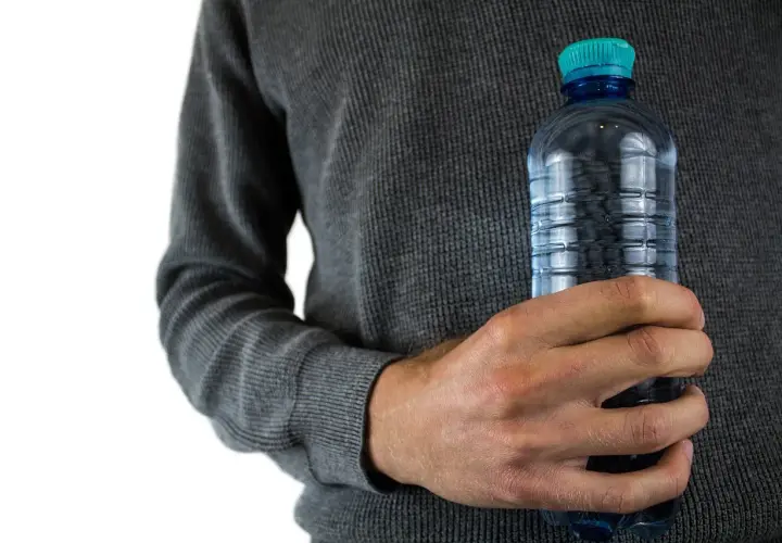 Jak wyczyścić plastikową butelkę z osadu i uniknąć nieprzyjemnych zapachów
