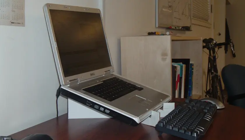 Jak stworzyć ergonomiczny DIY stojak na laptopa, który poprawi komfort