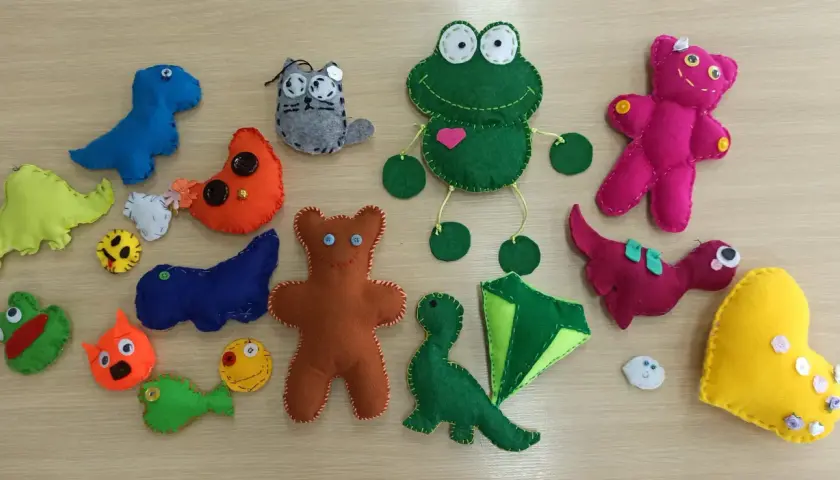 Proste wykroje maskotek z filcu: dinozaury, żaba, miś, kotek i inne.
