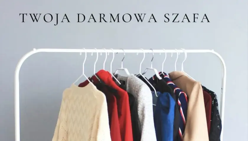 Ubrania na wieszakach, symbolizujące pomaganie przez ubranie. Twoja darmowa szafa czeka!