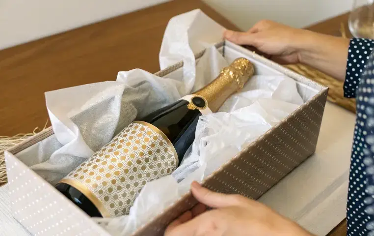 Jak udekorować butelkę z alkoholem – kreatywne pomysły na prezent