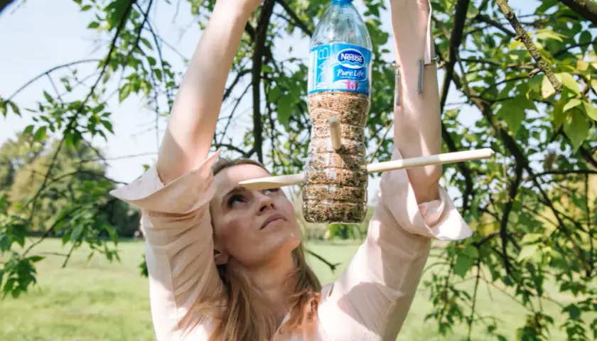 Jak zrobić karmnik dla ptaków z butelki plastikowej 5l - proste kroki