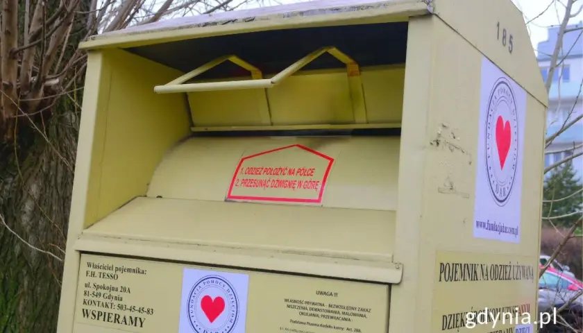 Żółty pojemnik na odzież używaną, zbiórka odzieży używanej Caritas. Dziękujemy za wsparcie!