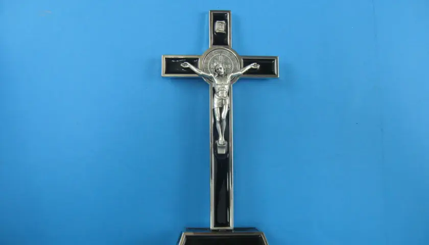 Co zrobić ze starym metalowym krzyżem? Szanuj jego znaczenie duchowe