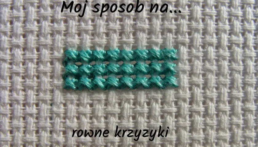 Mój sposób na... równe krzyżyki. Wzorzysta tkanina z turkusowymi ściegami, pokazująca jak zrobić ścieg krzyżykowy krok po kroku.