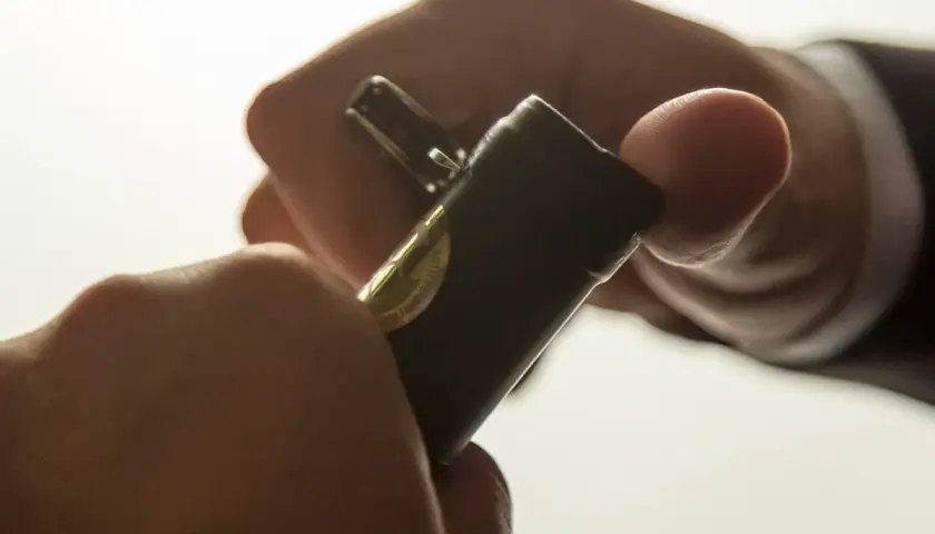 Jak otworzyć butelkę z kapslem bez otwieracza - 5 prostych metod