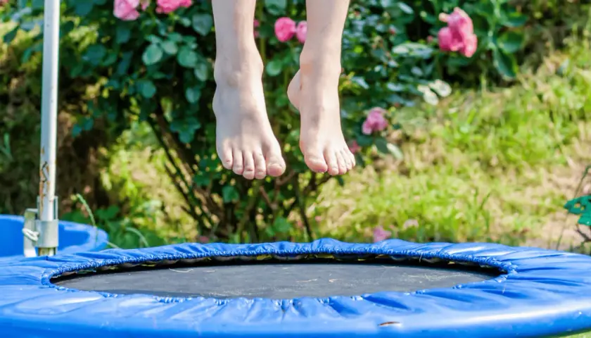Jak kreatywnie wykorzystać starą trampolinę i uniknąć jej utylizacji