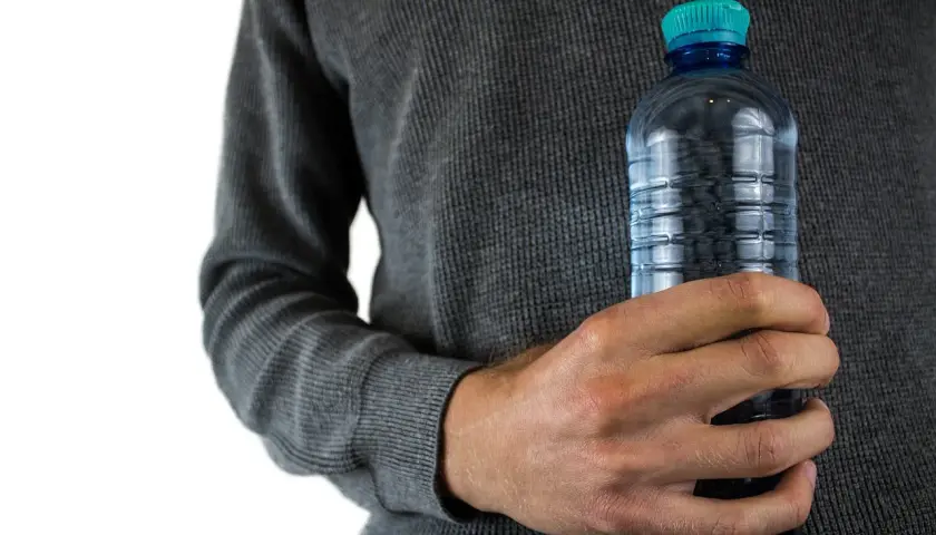 Jak wyczyścić plastikową butelkę z osadu i uniknąć nieprzyjemnych zapachów