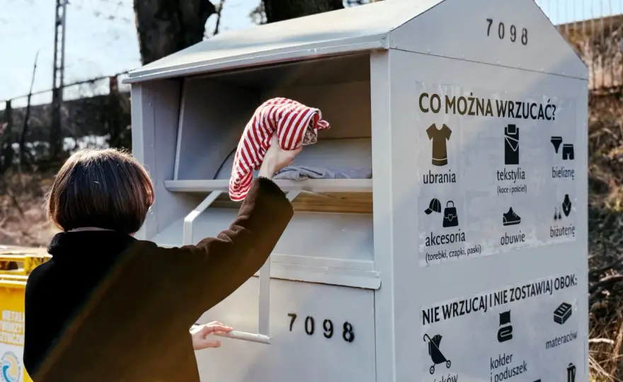 Kontenery na ubrania - Gdzie oddać i czy Twoja pomoc ma sens?