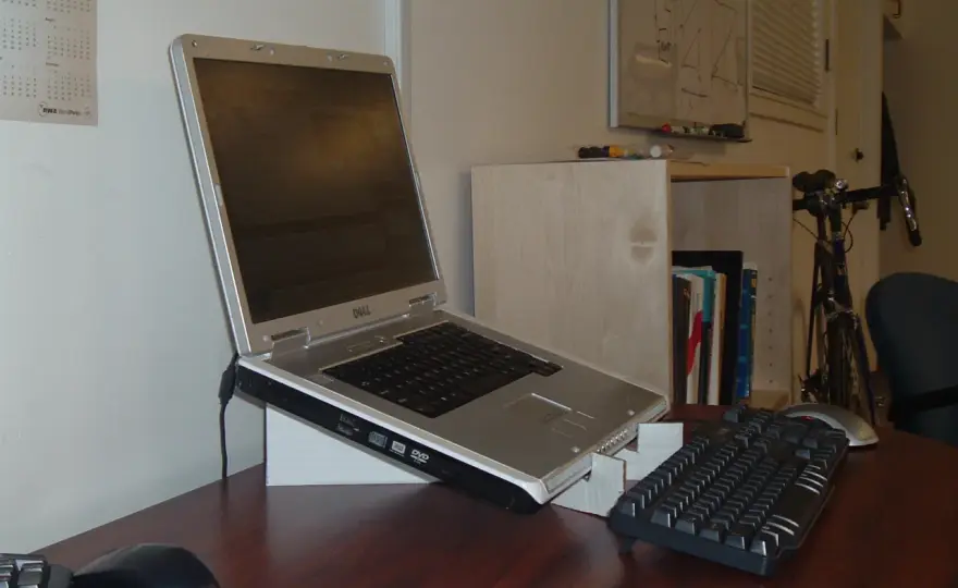 Jak stworzyć ergonomiczny DIY stojak na laptopa, który poprawi komfort