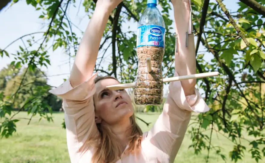 Jak zrobić karmnik dla ptaków z butelki plastikowej 5l - proste kroki
