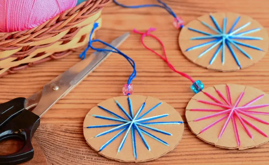 Bombki z papieru dla dzieci - Proste DIY i instrukcje krok po kroku