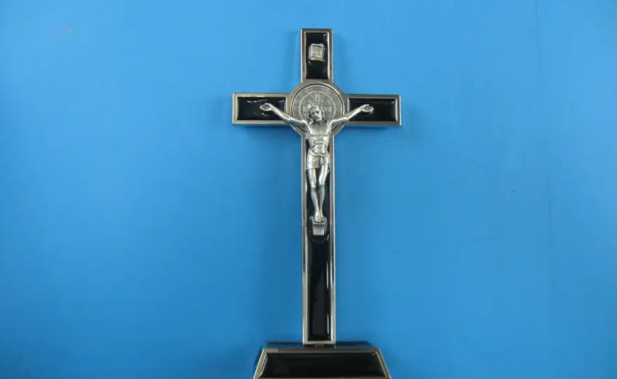 Co zrobić ze starym metalowym krzyżem? Szanuj jego znaczenie duchowe