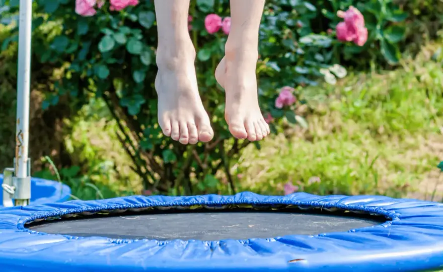 Jak kreatywnie wykorzystać starą trampolinę i uniknąć jej utylizacji