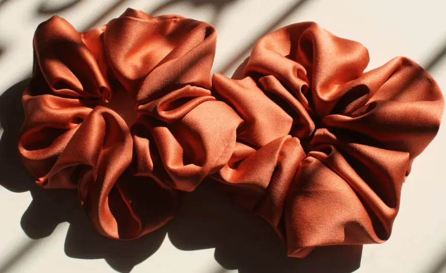 Jak uszyć scrunchie - Twój łatwy poradnik DIY dla początkujących
