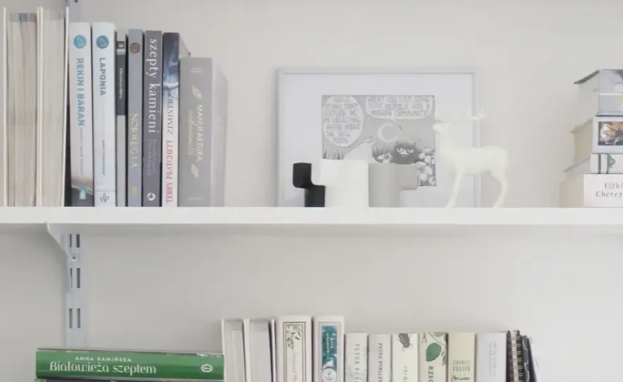 Kreatywne pomysły na regał na książki DIY, które zaoszczędzą miejsce