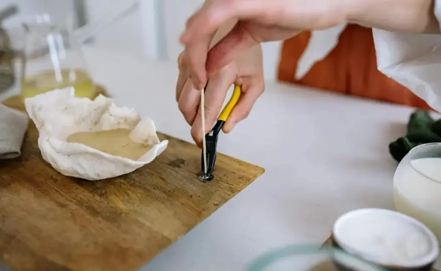 Jak zrobić knot do świeczki? Poradnik DIY i sekrety idealnego palenia