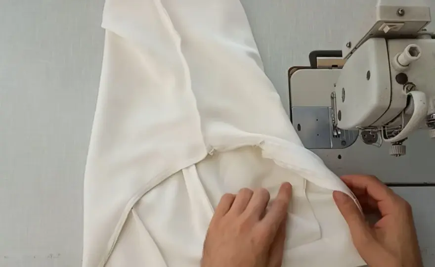 Marszczą się w kroku? Zwęź spodnie sam - poradnik