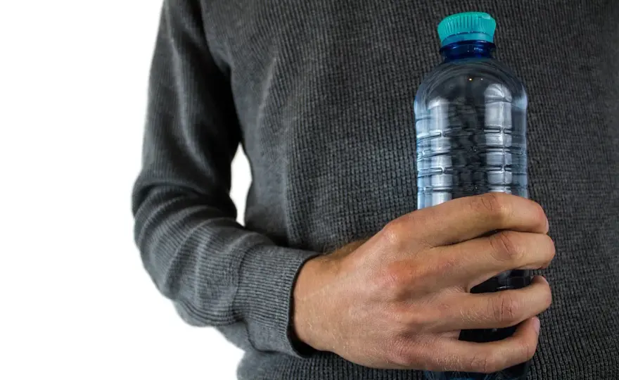 Jak wyczyścić plastikową butelkę z osadu i uniknąć nieprzyjemnych zapachów