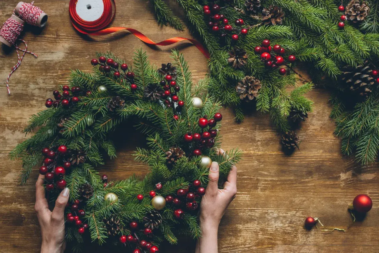 Kreatywne i tanie pomysły na stroik DIY, które zachwycą gości