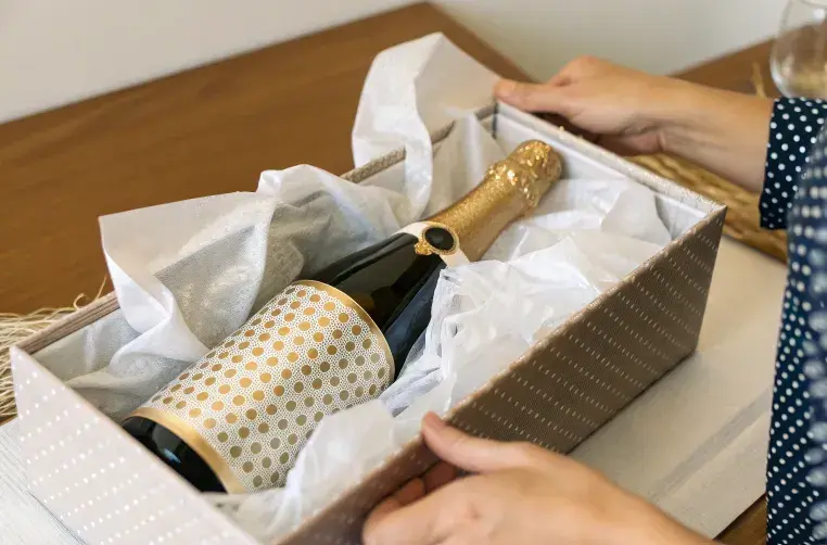 Jak udekorować butelkę z alkoholem – kreatywne pomysły na prezent