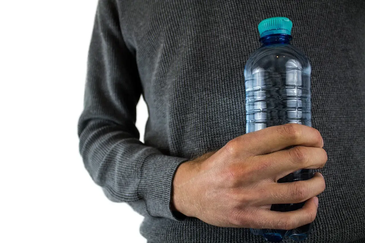 Jak wyczyścić plastikową butelkę z osadu i uniknąć nieprzyjemnych zapachów