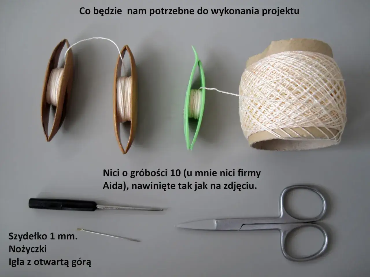 Narzędzia do frywolitki: czółenka z nawiniętą nicią, igła, nożyczki i szydełko. Idealne wzory frywolitkowe dla początkujących.