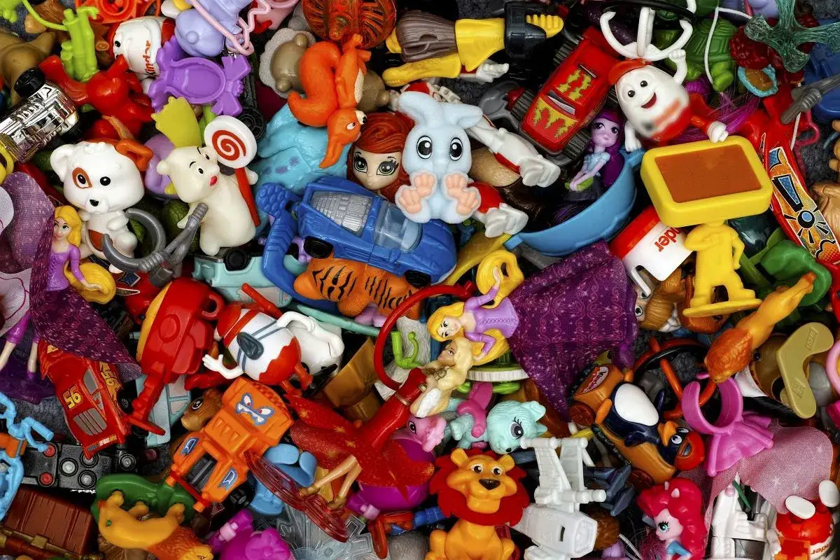 Mnóstwo kolorowych plastikowych zabawek, od lalek po samochody. Zastanawiasz się, gdzie wyrzucać zabawki plastikowe? Segreguj je!