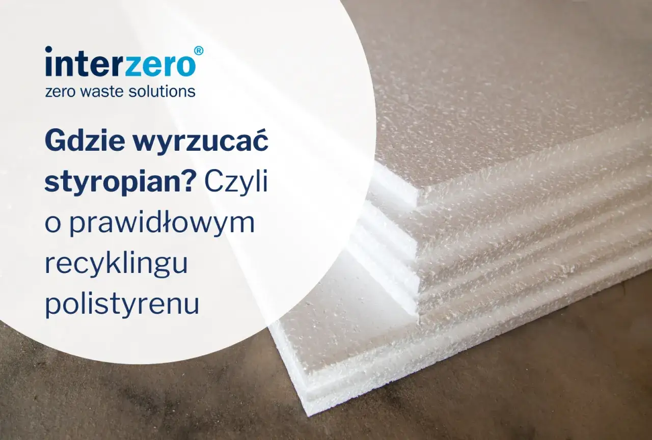 Stos białego styropianu. Czy styropian można wyrzucać do plastików? Dowiedz się o prawidłowym recyklingu polistyrenu.